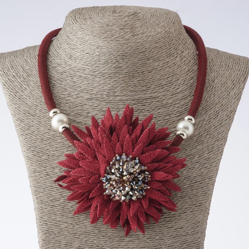 Collier sur cordon Chrysanthème textile mode bordeaux, longueur 48-55 cm