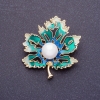 Broche «Feuille d'érable» 4 × 3,5 cm, émaillée, couleur métal doré