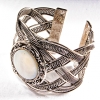 Bracelet nacré, large, fermoir en métal, monture ajourée ronde