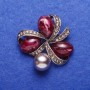 Broche « Trio violet » argentée 6×6 cm