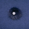 Broche en fourrure de vison violette avec une perle centrale