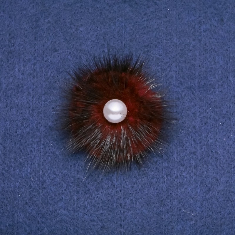 Broche en fourrure de vison couleur bordeaux avec perle