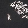 Pendentif lettre «K» 17×7 mm, conditionnement 20 g (+/- 25 pièces)