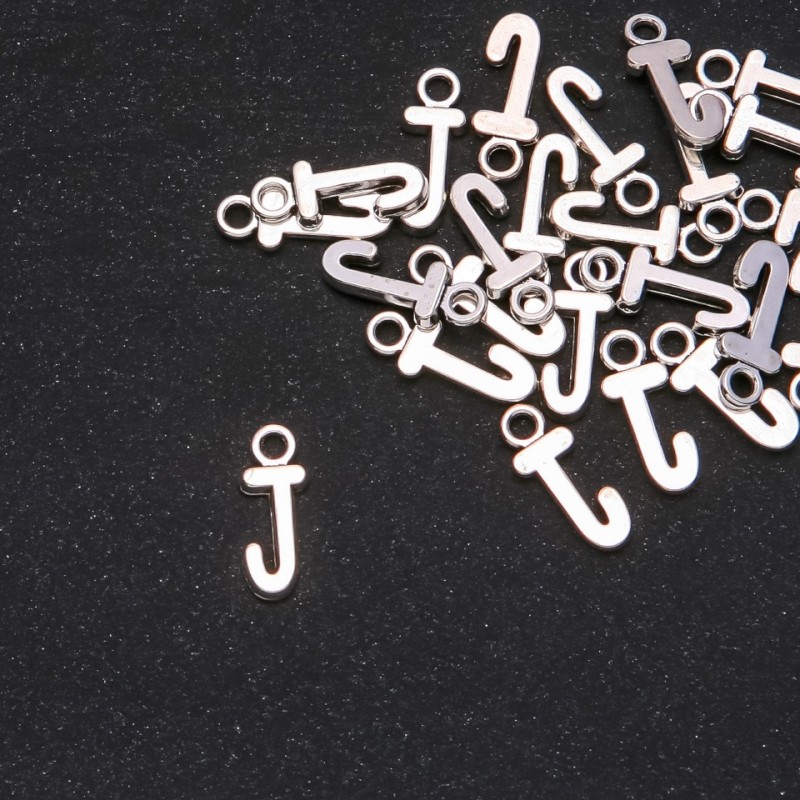 Pendentif lettre «J» 17×7 mm, conditionnement 20 g (+/- 30 pièces)