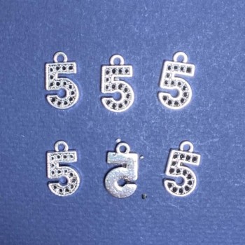 Pendentif chiffre cinq 18×10 mm, conditionnement 20 g ± 14 pièces