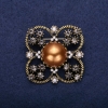 Soldes ! Broche Ordre de la Beauté avec des perles nacrées et des strass, couleur marron, gris et blanc, 42 × 51 mm, métal jaune