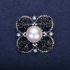 Soldes ! Broche «Ordre de la beauté» avec perle nacrée et strass, couleur blanc/gris, 42×51 mm, métal argenté