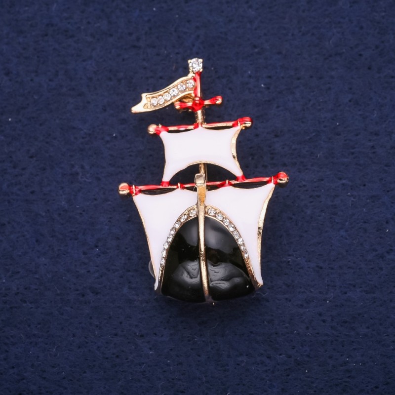 Broche Navire émaillée blanc et noir 30×44 mm métal jaune