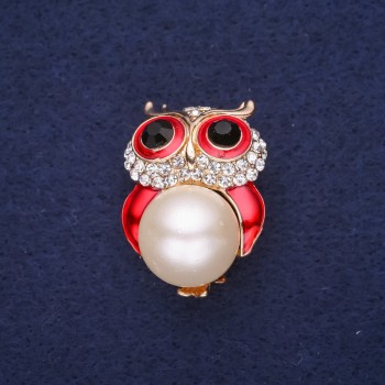 Broche chouette avec perles nacrées, émaillée, strass, couleur blanc, rouge et noir, 32×22 mm, métal doré