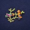 Soldes ! Broche Oiseau sur une branche émaillée jaune, framboise, bleu et vert, 40 × 35 mm, métal doré