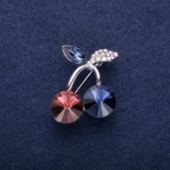 Broche Cerises avec pierres et strass, couleurs bleu, bordeaux et caméléon, 24×29 mm, métal argenté