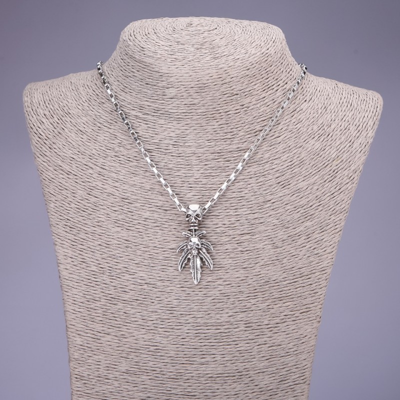 Pendentif Crâne 20×44 mm sur chaîne, longueur 55 cm
