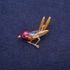 Soldes ! Broche Oiseau sur une branche émaillée avec strass, métal doré 34 × 33 mm