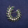 Broche Couronne de Feuillage avec perles, métal doré 38×43 mm