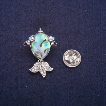 Broche en forme de poisson avec cabochon en nacre d'ormeau et strass, métal argenté 19×28 mm