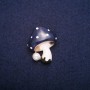 Broche «Champignon» bleu chapeau 22×28 mm, métal doré