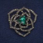 Broche en forme de fleur avec cristal vert et strass, métal gris 42×43 mm