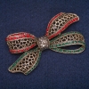 Broche nœud papillon avec strass verts, rouges et gris, couleur du métal doré vieilli 38×72 mm