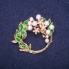 Soldes ! Broche «Couronne» avec des perles et émail couleur blanc et vert 41×35 mm métal doré
