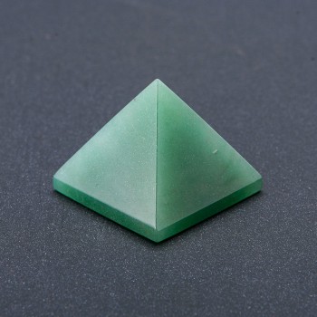 Pyramide souvenir en jade, hauteur (+-) 29 mm, longueur (+-) 37 mm