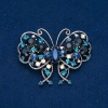 Broche «Papillon» métal argenté, bleu, blanc et bleu pétrole, 61×48 mm +