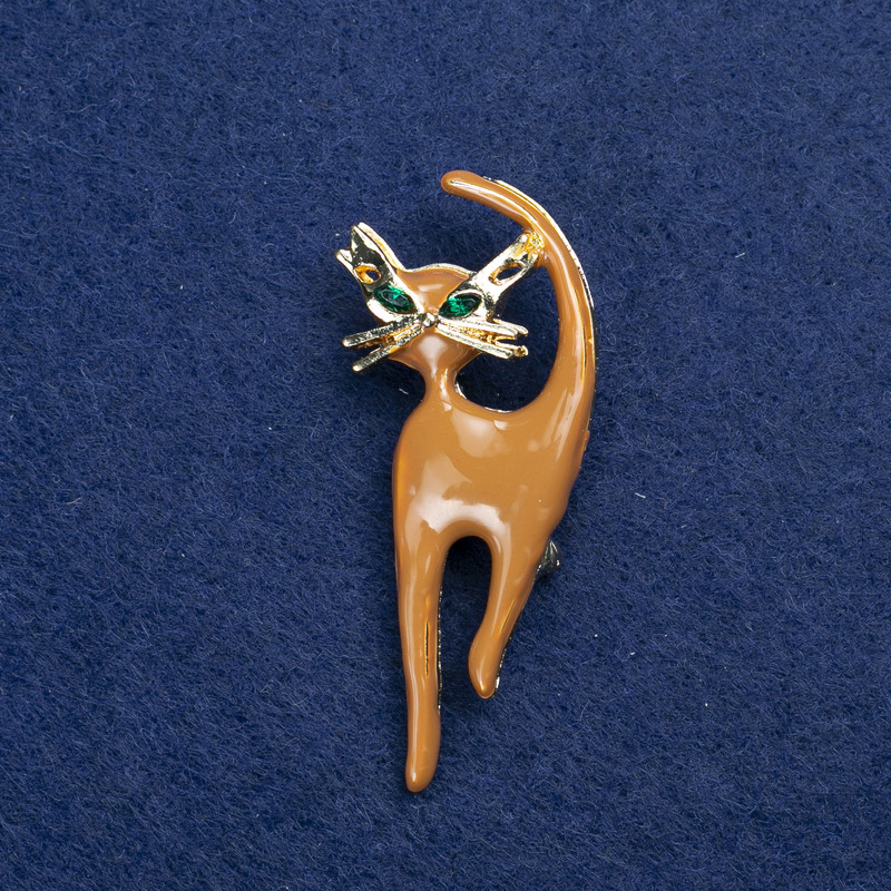 Broche «Chaton» en métal doré, émail et strass, 45×40 mm +