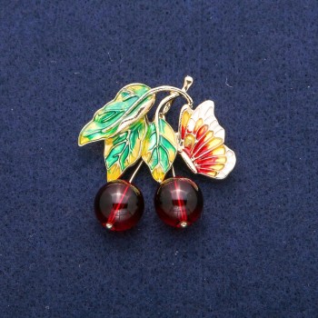 Broche-pendentif Baies avec papillon, perles grenat artificielles et émail, métal doré 39×40 mm