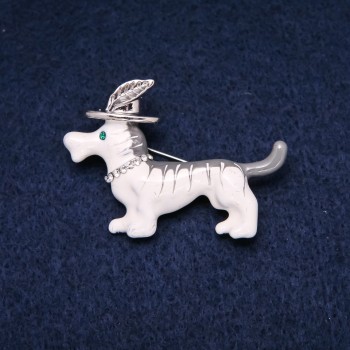 Broche Teckel au chapeau, métal argenté, émail et strass, 33×47 mm +