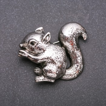 Broche Écureuil gris émaillée couleur gris argenté, métal 37×48 mm
