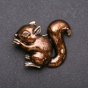Broche «Écureuil» émail marron et métal doré, 48 × 38 mm