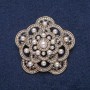 Broche avec perles blanches et strass foncés, métal doré 47×47 mm