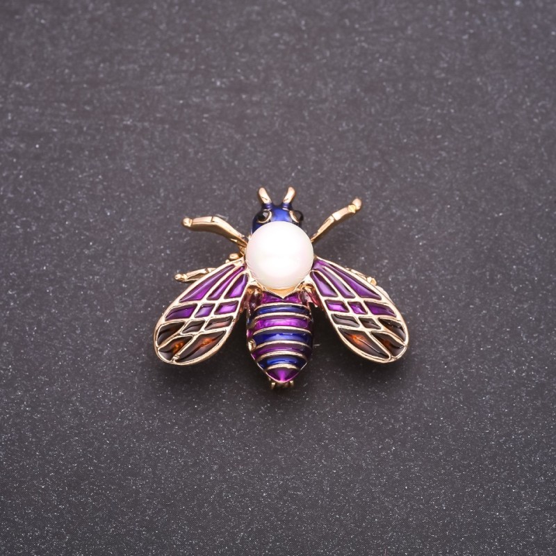 Broche papillon émail violet 33×28 mm métal jaune