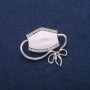Broche‑pendent Masque, émail blanc et strass, métal argenté 37×41 mm