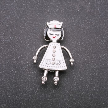 Broche infirmière émaillée blanche 42×26 mm, métal argenté