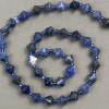 Perles sur fil, pierre naturelle de sodalite, facettées en losange d 8,5 × 8,5 mm, longueur 38 cm +/- (insert de rocailles 3×3 mm)