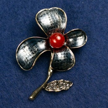 Broche fleur avec perle de cornaline et émail, métal doré 47×60 mm