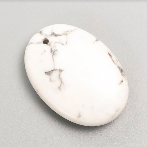 Pendentif ovale en howlite, diamètre 35×25 mm