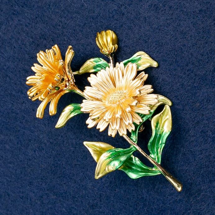 Broche-pendantif Fleurs de marguerite émaillées, métal doré 63×50 mm