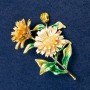 Broche-pendantif Fleurs de marguerite émaillées, métal doré 63×50 mm