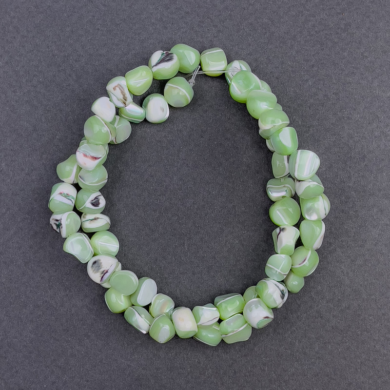 Perles nacrées teintées menthe – galet, diamètre 8×6 mm ±, longueur 41 cm ± sur fil