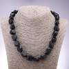En promotion — Collier en pierre aventurine synthétique «Sable bleu nuit du Caire» à facettes polygonales, diamètre 13 x 15 mm +/-, longueur 50 cm