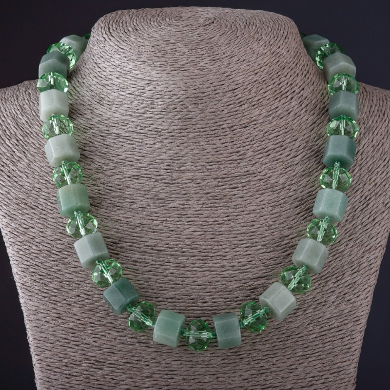 Collier hexagonal en néphrite « cristal tchèque » longueur 48 cm, diamètre 13 mm