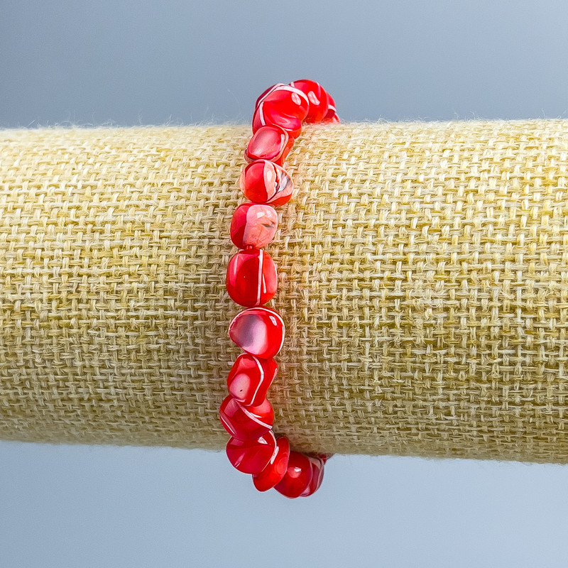 Bracelet nacre rouge — perles galet 8×6 mm ±, longueur 18 cm (élastique)