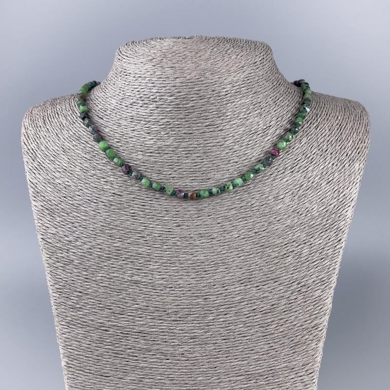 Collier en zoïsite naturelle facettée, perles cube 4×4 mm, longueur 50 cm ±