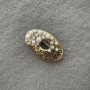 Broche Accent avec des perles blanches, métal doré 40x25 mm +