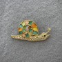 Broche «Escargot» œil de chat multicolore avec strass en métal doré clair 28×55 mm+