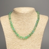 Collier en verre opalescent vert et bleu caméléon, perles rondes mates, diamètre environ 8 mm, longueur environ 49 cm.