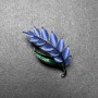 Broche Branche œil de chat bleu, émail vert et métal doré 22 × 47 mm