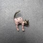 Broche Chaton rose et nacre noire, métal doré 28×37 mm