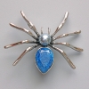 Broche-pendentif Araignée bleu effet aquarium, perle grise, métal argenté 45×39 mm